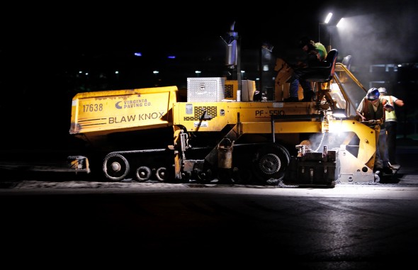 Image Wikimédia - Night_paving_10_paving