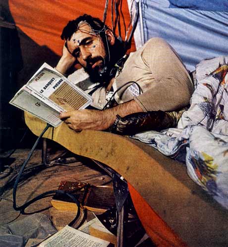 Michel Siffre lisant le Banquet en 1972. (Image http://www.cabinetmagazine.org/issues/30/foer.php)