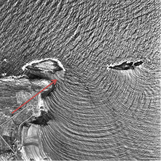 Figure 1 : Diffraction d'une onde (vague) par un obstacle (rochers)