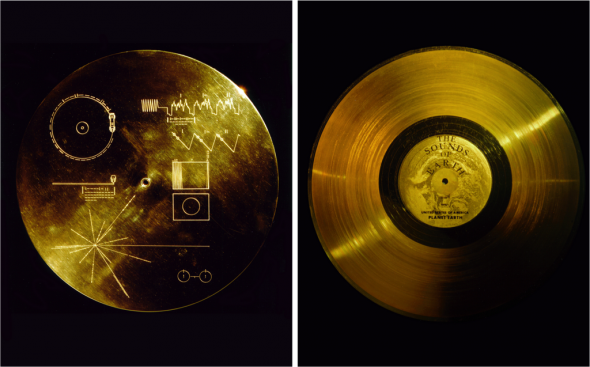 Le Voyager Golden Record (à droite) et son couvercle (à gauche) expliquant comment le lire.