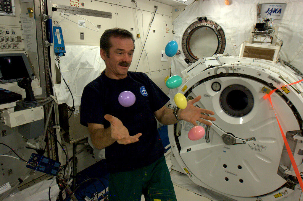 Chris_Hadfield_paying_with_Easter_eggs