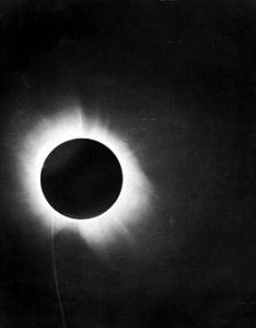 Une des photographies d'Eddigton, pendant l'éclipse du 29 mai 1919, présentée dans son papier de 1920 paper annonçant son succès, confirmant la théorie d'Einstein Source : "A Determination of the Deflection of Light by the Sun's Gravitational Field, from Observations Made at the Total Eclipse of May 29, 1919"