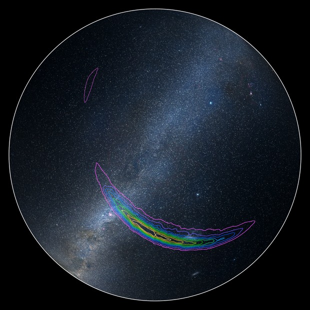 La localisation approximative de la source des ondes gravitationnelles détectées par LIGO le 14/09/15 est représentée sur cette carte du ciel de l'hémisphère sud. Les lignes colorées représentent les différentes probabilités d'où le signal a pu provenir : la ligne mauve définit la région d'où le signal serait parti avec un intervalle de confiance de 90%; la ligne interne jaune définit la zone à un intervalle de confiance de 10%; Crédit: LIGO/Axel Mellinger