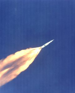 Exemple du 1er étage de Saturn V en sous-expansion : la tuyère ne détend pas assez les gaz qui se dilatent à la sortie de la la tuyère.