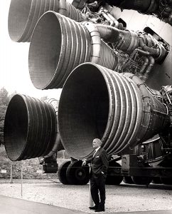 Von Braun devant les moteurs F1 du 1er étage de la fusée Saturn V
