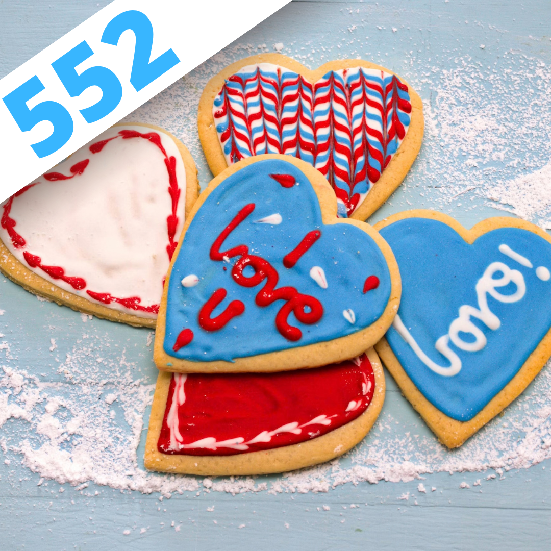 gateaux sucrés en forme de coeur dans lequel est écrit I love u et love